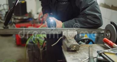 工业工人金属部分与电动钢锯